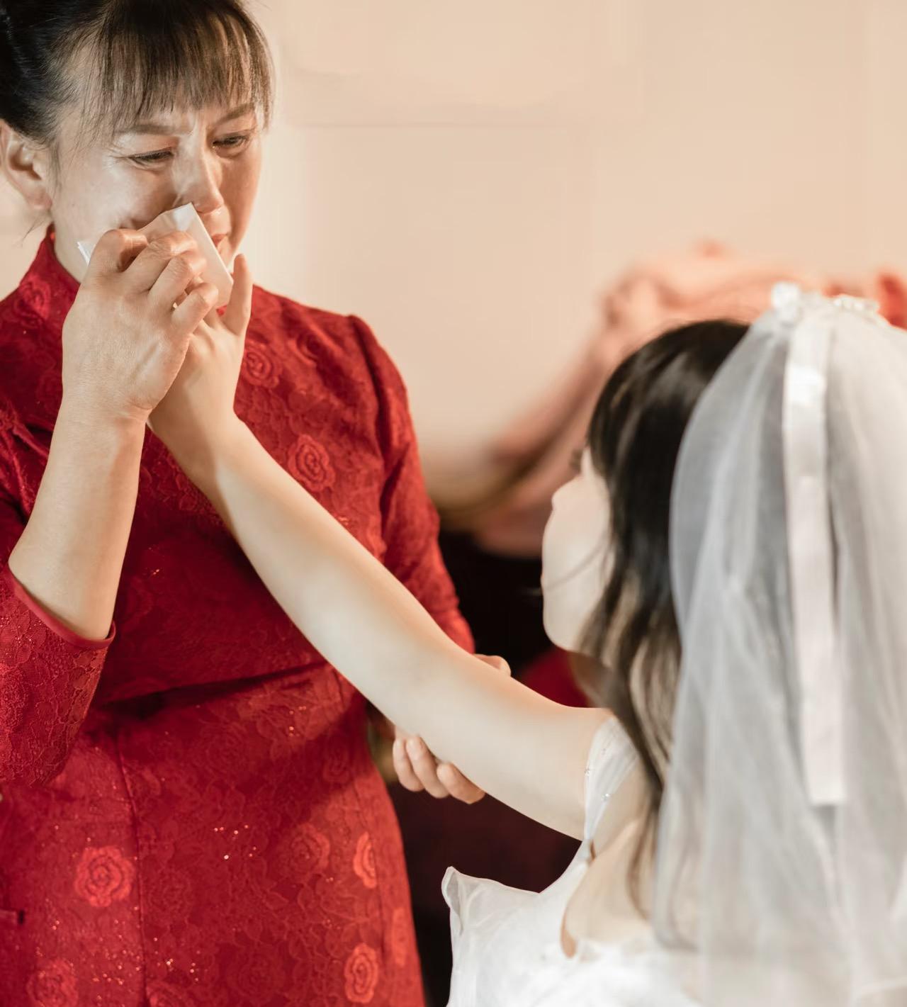 养女儿能有啥用，养了二十多年，耗费了几十万，大学毕业了，能够挣钱了，到了结婚的年