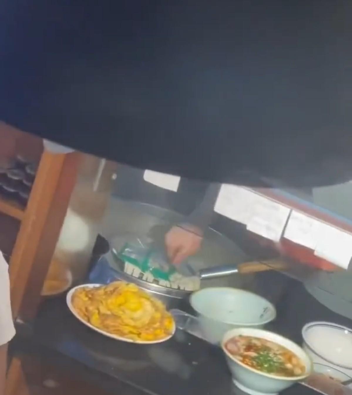 知道饺子不是现包的，
但是万万没想到饺子是这样煮的，
这还能吃吗？
近日，广东一