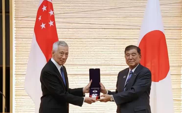 李显龙，73岁了，跑到日本，日本首相石破茂授予李显龙，旭日章。
第1、日本在二