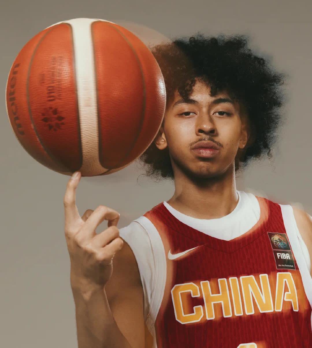 中国实际上最大的问题还是后卫线。朱正和赵维伦，应该尽快在后卫线上接班。尤其是朱正