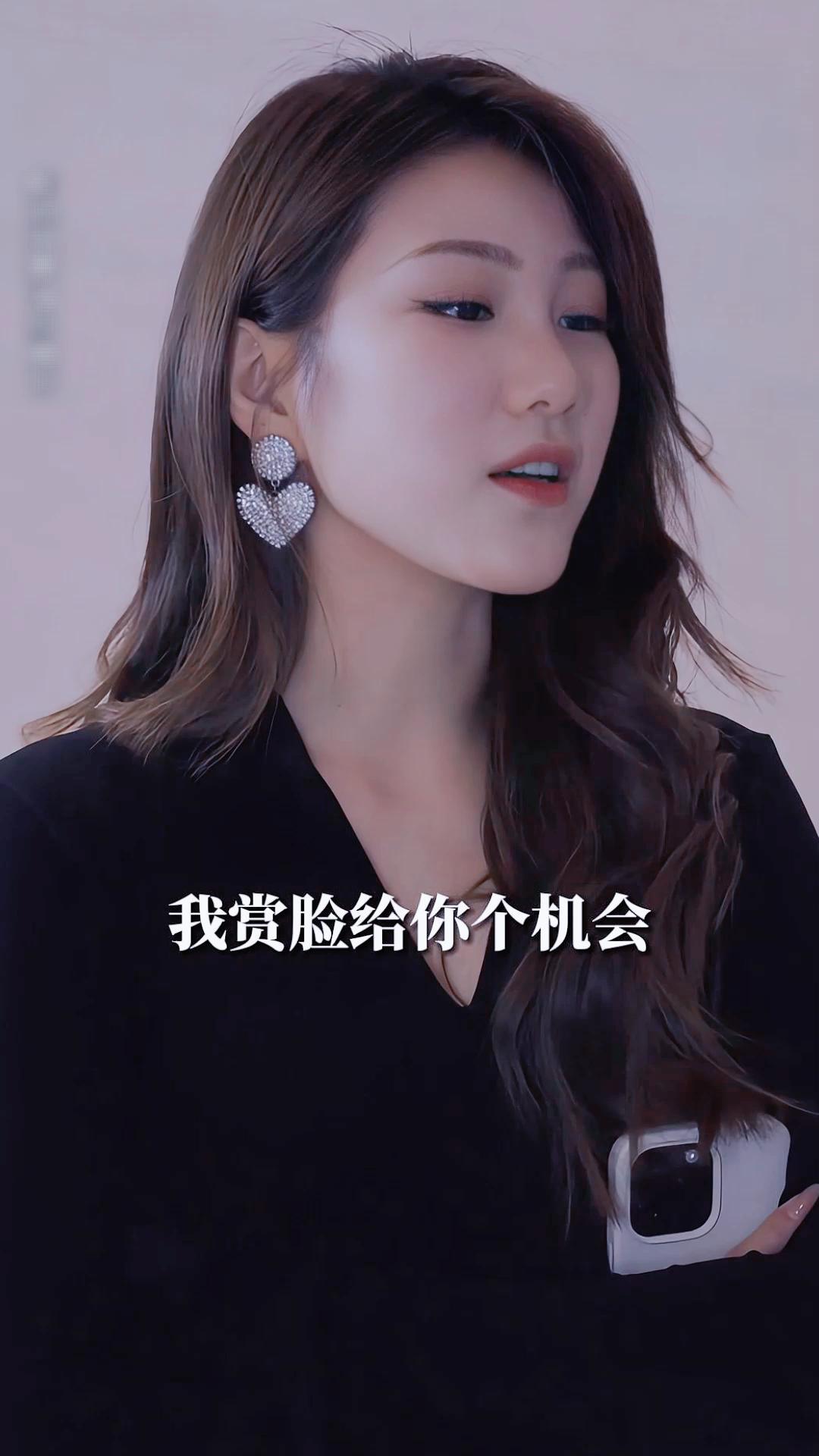 职场女王vs隐藏boss，谁才是最终赢家？《假男友真告白》