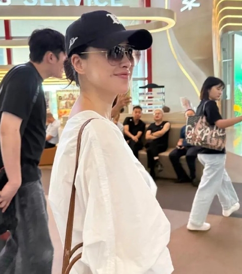网友机场偶遇朱珠，完全素颜很漂亮，小雀斑在她脸上像是完美的点缀！