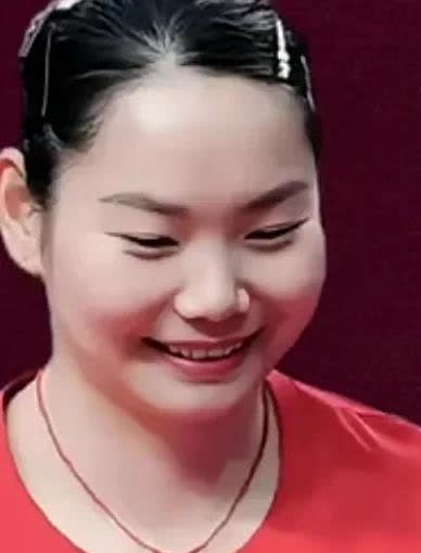 孙颖莎的
同乡和陪练
何卓佳出生于河北省石家庄
一个普通的教师家庭。
父