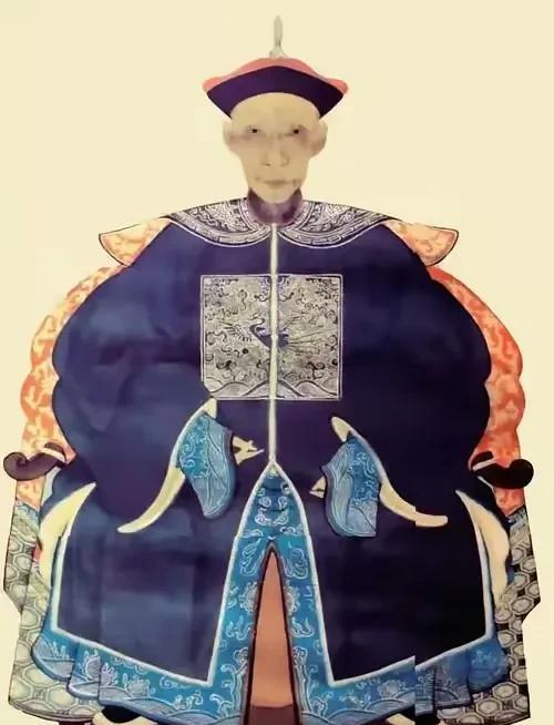 1750年，乾隆得病，太医们治了很久却没有好转，一乡下郎中把脉后，说：“要还是用
