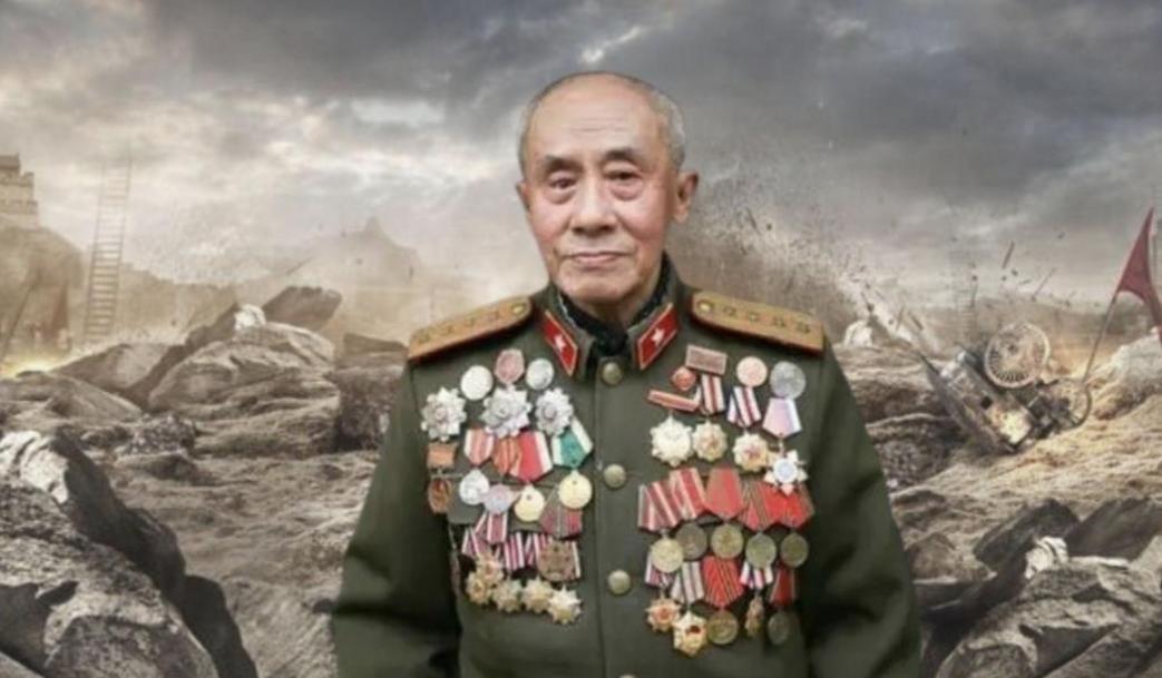 1938年，几十个日本兵正在河中央洗澡时，被一名八路军给看到了，本以为八路军要悄