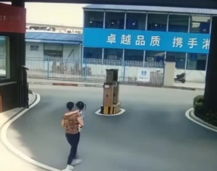 夫妻离婚，孩子判给女方，但是男方把孩子藏起来不给女方。女方报警找警察，警察说这是