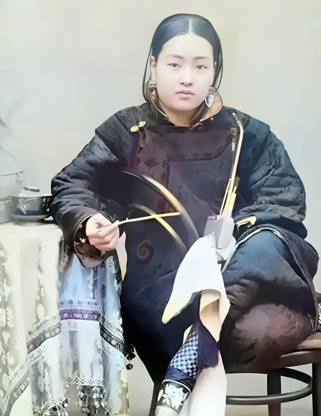 这是一张拍摄于1900年的老照片，后期上色，仔细琢磨非常有时代感。
首先，这位女