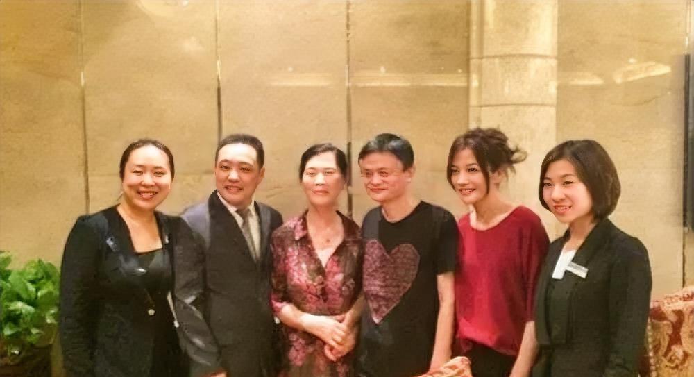 照片里的人物中核心人物就是赵薇的婆婆做寿，马云亲自到场祝贺。