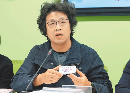 民进党渐成笑话
 
物必自腐而后虫生，此刻的赖清德若听到这句话，应当会感到很刺耳