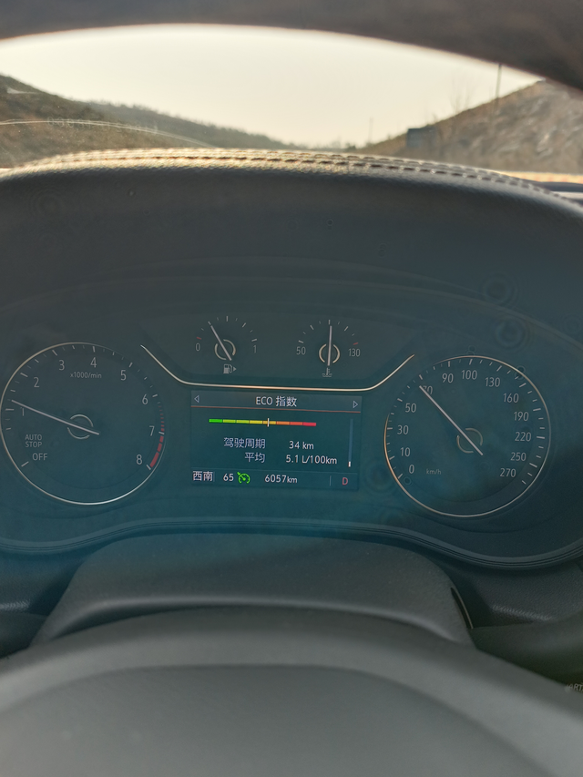 24款君威油耗5.1L/100km
说出来大家可能不信，路况好的时候，油耗还是不