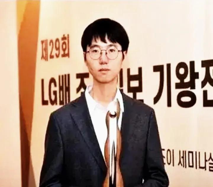 家人们，韩国棋院这次可真是闹了个大笑话，堪称“偷鸡不成蚀把米”的经典案例！
本想