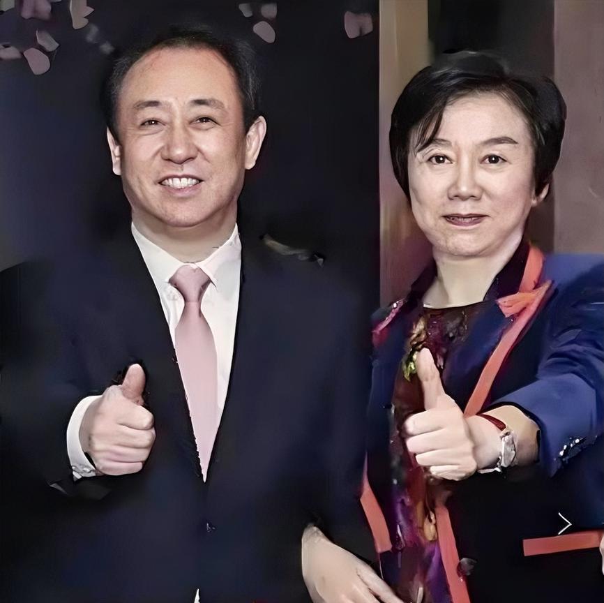 恒大出事后，许家印前妻丁玉梅在伦敦疯狂扫货。2022年9月，上面让许老板自己解决