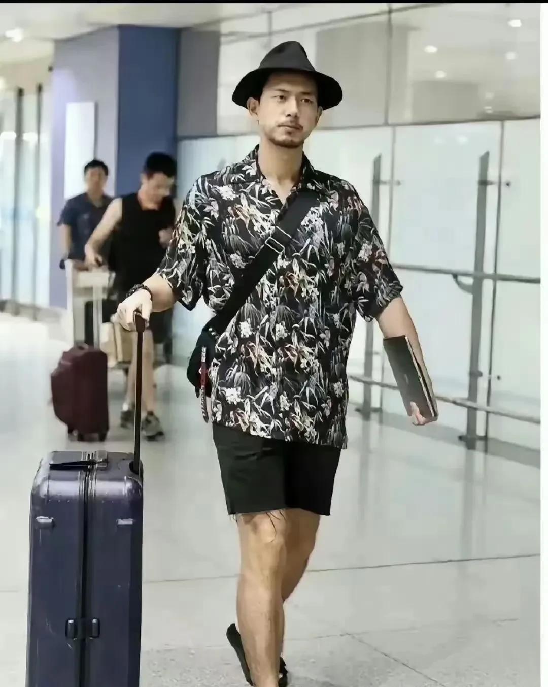 李现机场照，看惯了李现清爽帅气白面小生的模样，偶然看见李现有胡子的样子感觉还不太