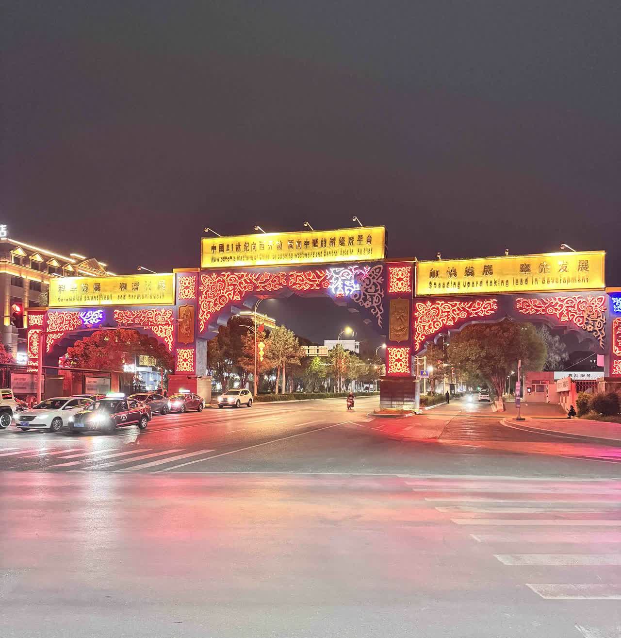 为迎接8月31日的乌鲁木齐市马拉松赛事开跑，中亚北路的彩门都点亮了。赞美！