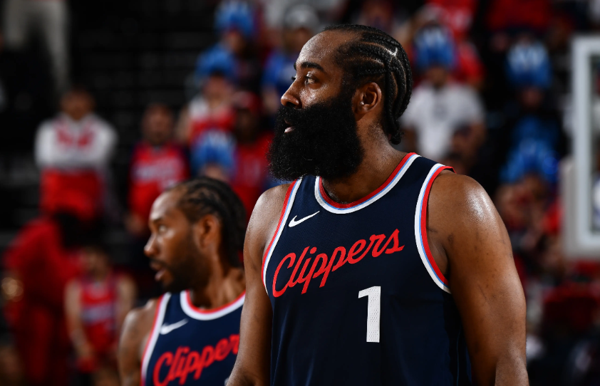 唯一能阻挡快船进入附加赛甚至前六的，只要小卡和哈登健康，进入附加赛甚至前六是迟早