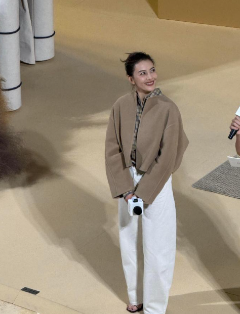 太古汇偶遇高圆圆
真人好瘦好美！前阵子刚看完风林火山，没想到来太古汇见到本人了 