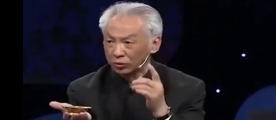 2015年，魏先生花300万从澳洲买回来一对金碗，妻子听说后勃然大怒：“300万