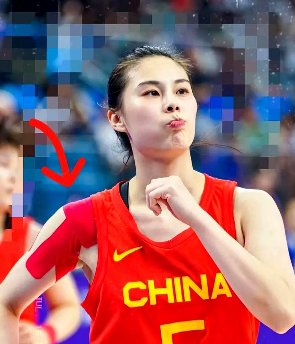 上场12分钟，中国女篮却离不开她。
她才是球队真正的“遥控器”和定心丸。
大胜韩