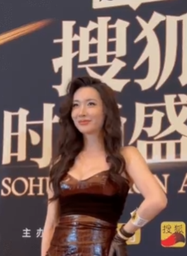 谁能拒绝黑发红唇的智博，举手投足全是港风大女主气场 ​​​