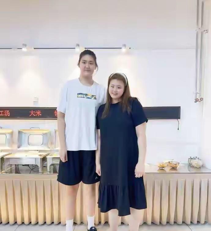 女篮刘禹彤能和张子宇比吗？近期看到有些球迷认为，张子宇太苯太慢，不如招进更灵活的