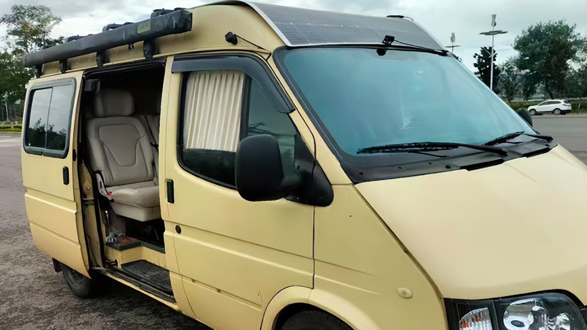 车顶铺设太阳能软板，福特全顺改装床车旅行，宿营车自驾游更实用