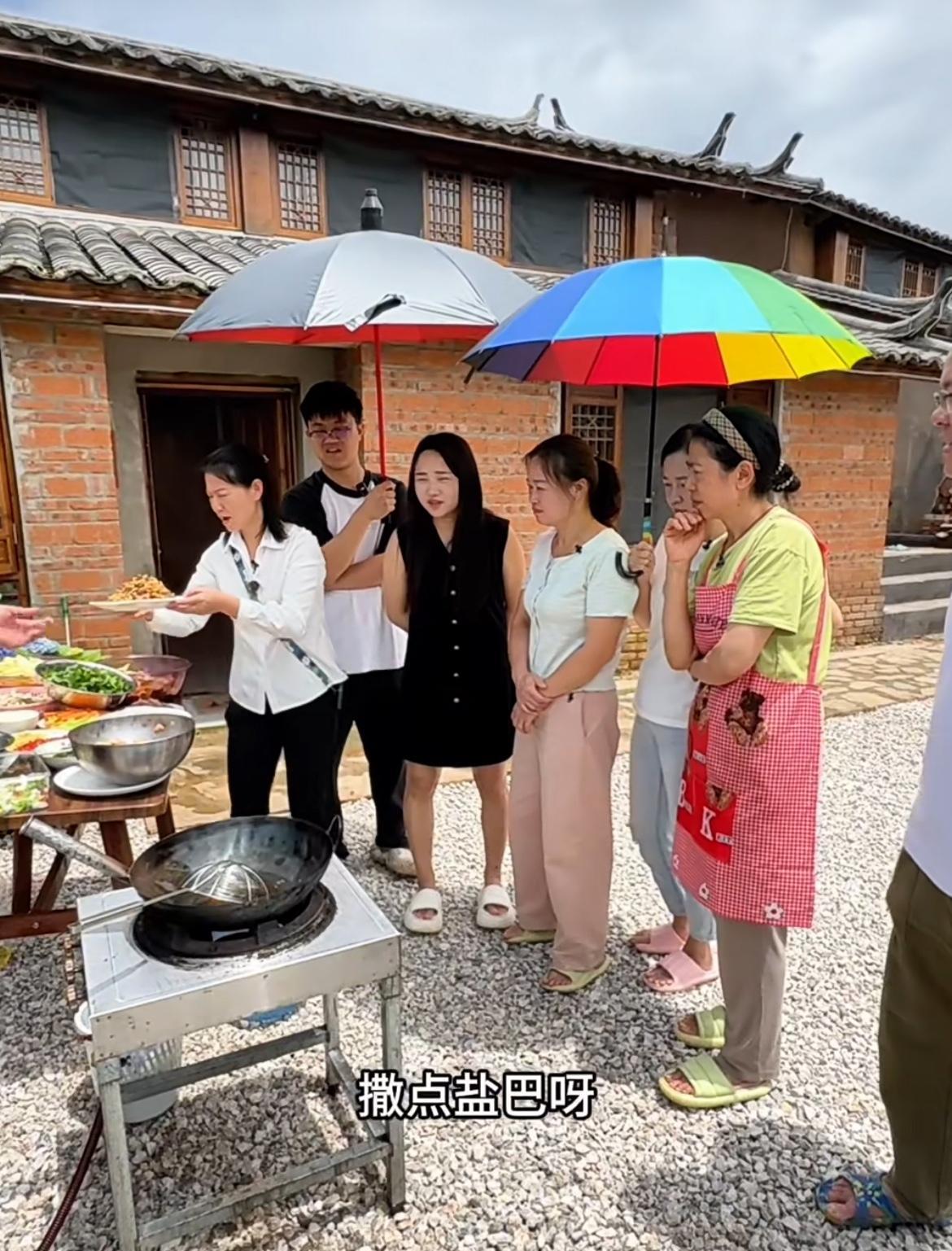 不过红姐也挺冤的，专门学过做菜，结果现在撒盐都被“严格防范”，换作是谁，估计心里