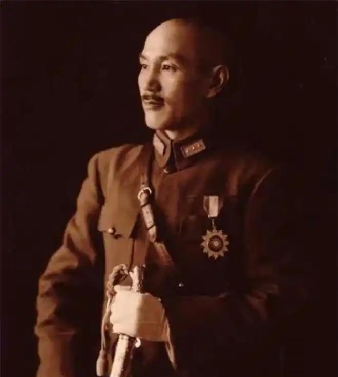 [浮云]1938年6月，兰封战役打得正激烈，守城重任落在龙慕韩肩上。可他却临阵脱