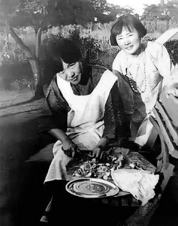 1925年，两位大才女林徽因和冰心一起野炊。 ​​​
