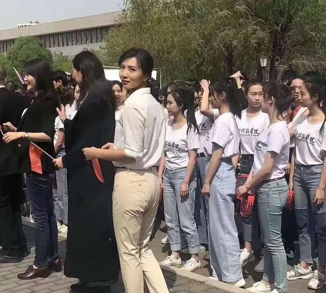 最近很少看她活跃在娱乐圈了，是退圈了吗？
