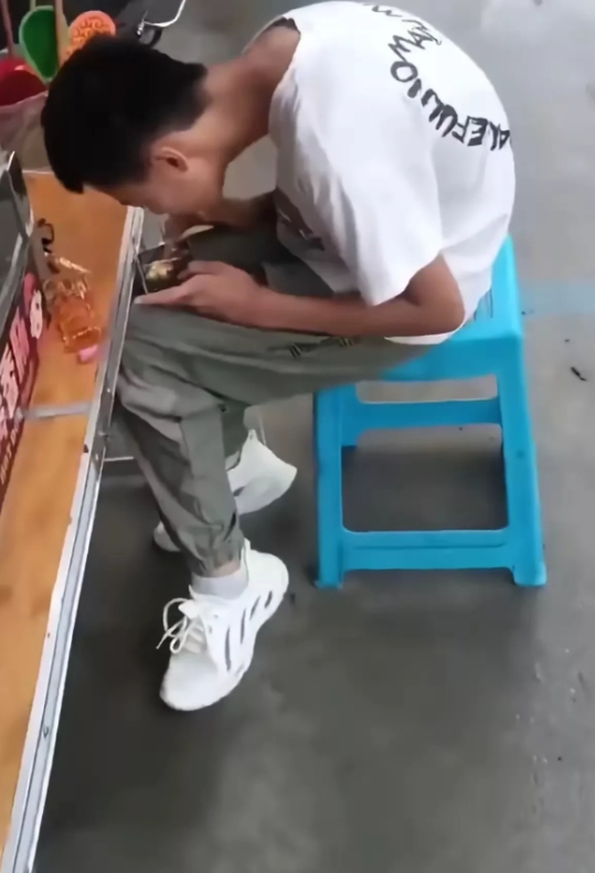 江苏，在一家工厂内，有一名主管在巡查厂区，发现有一名学生模样的年轻小伙在上班期间