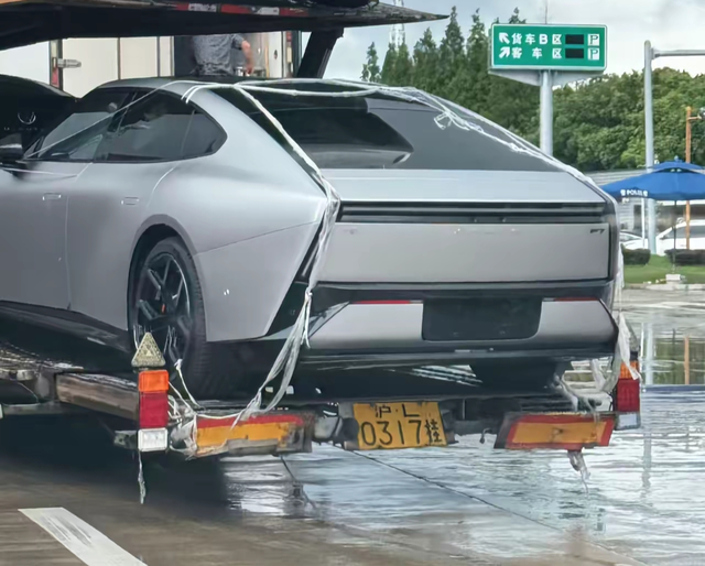 小鹏P7这个角度来看，挺好看的
这个角度看还是有一点高级感。
果然跟m03一样，