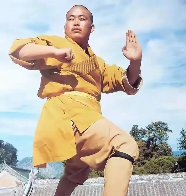 客观上讲，真正的和尚还是要尊重的。从释永信执掌少林到如今，不得不说释永信为少林寺