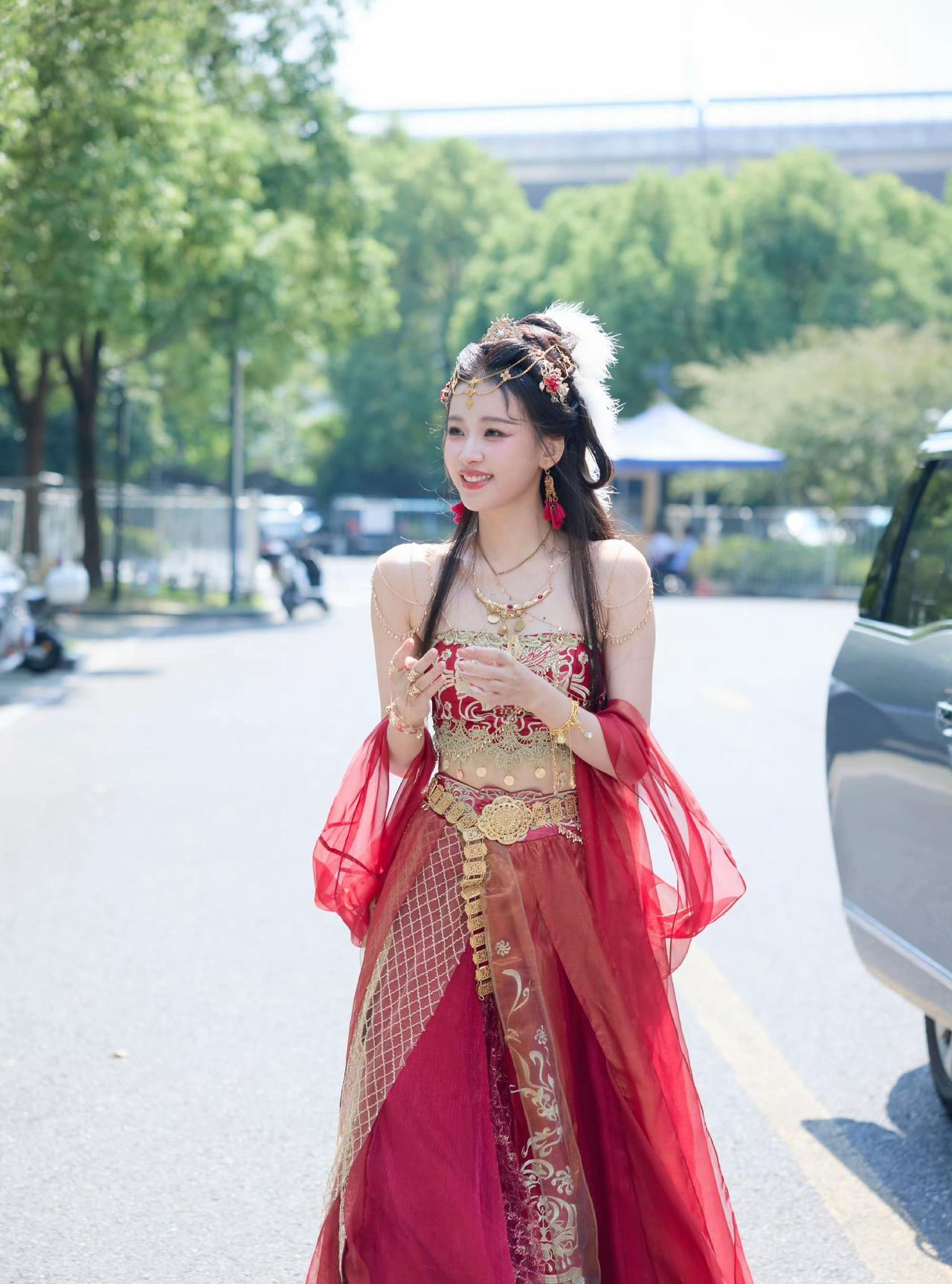 孙怡这身红装路透真的不错，挺漂亮啊！
像仙女下凡，又灵又温柔，完全就是一只刚修炼