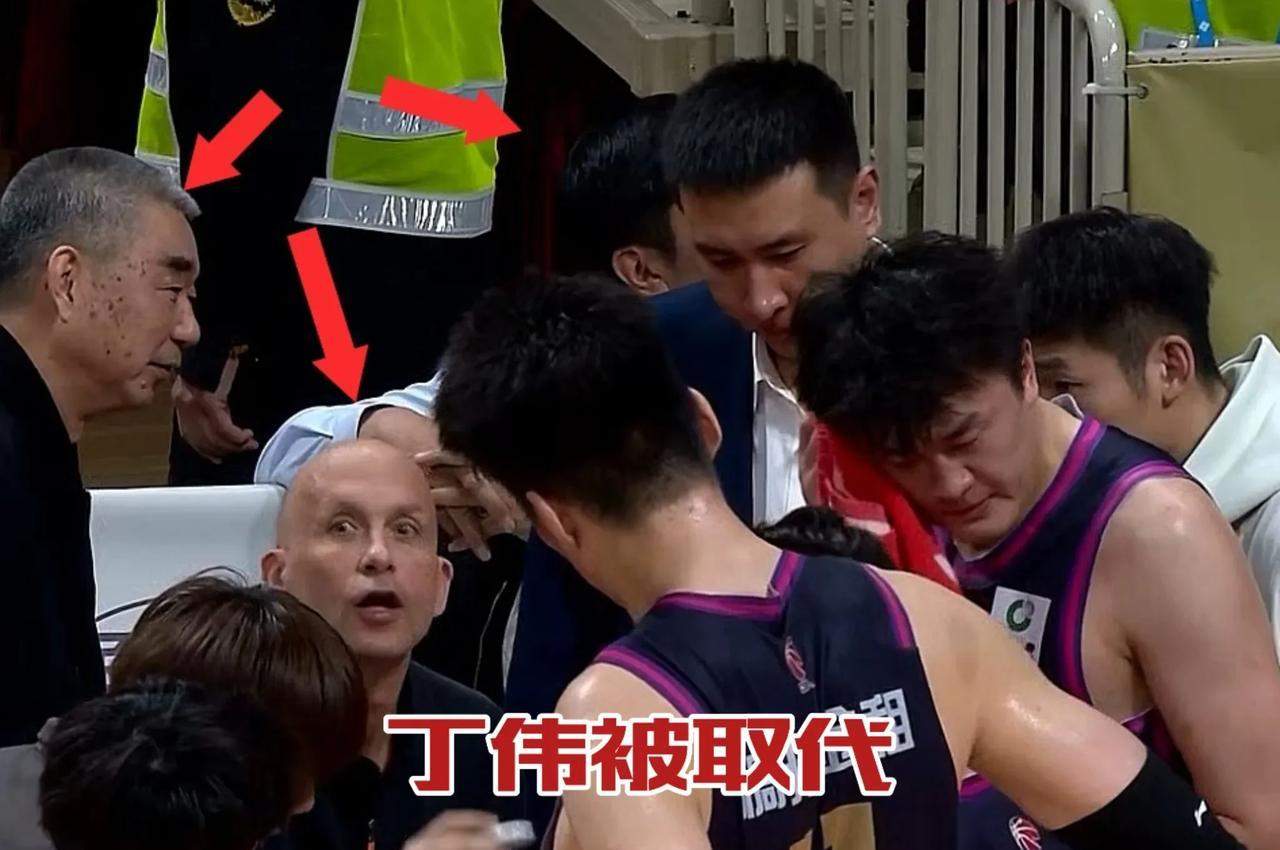 [微风]“丁团长”又创历史！
      说了谁都不信，一场比赛还没打完，战术教