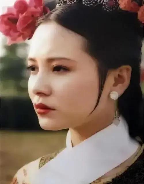 康熙夜查，撞见太子与郑贵人，怒不可遏。



那是一个月黑风高的夜晚，康熙皇帝辗