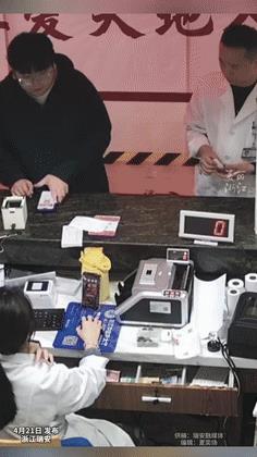“看哭了！”浙江，病人主动给医院专家塞红包，他思考了一下决定收下！不料，专家随后