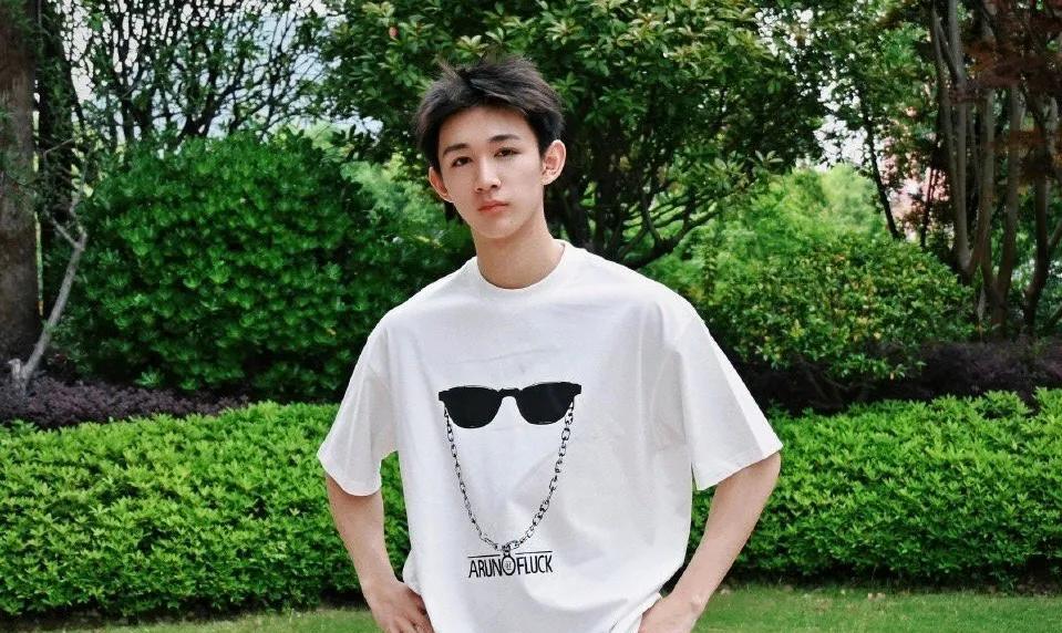 难怪说荣欣衫会成为第二个于小彤，
于小彤当年还没真正的红起来，就开始谈恋爱。19