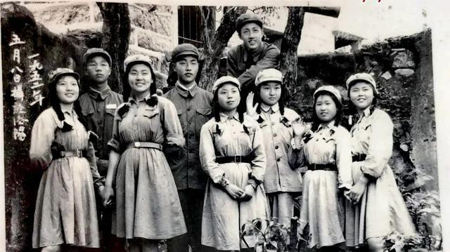 1974年部队女军人发放裙服的“三件套”啥模样？一般人都没见过