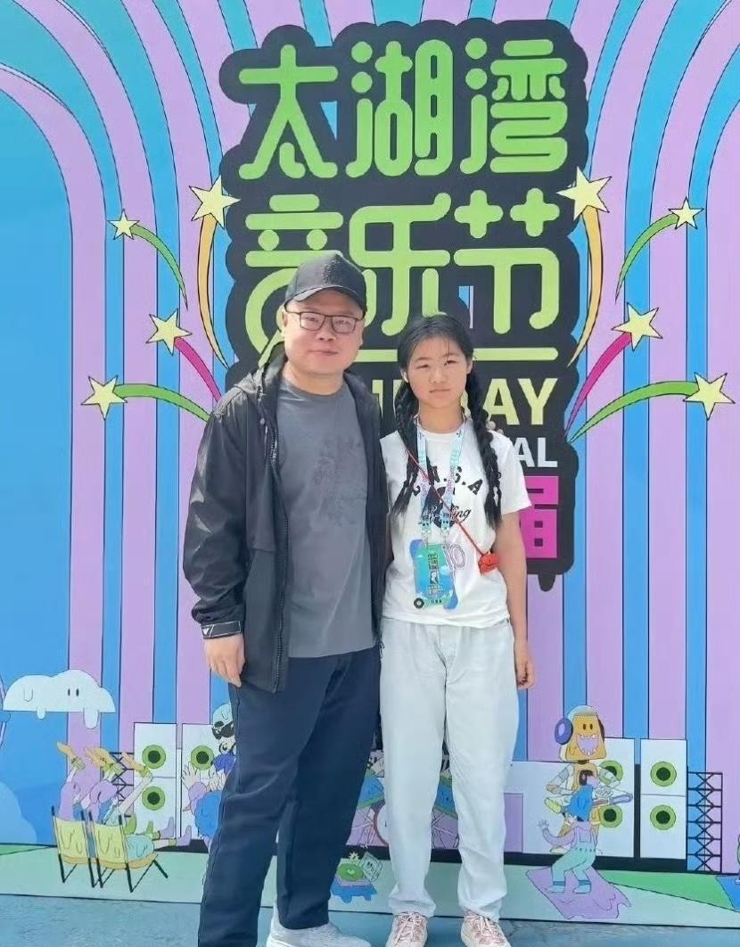岳云鹏把全部的爱给了女儿，也把长相毫无保留地遗传给了女儿。

如今他女儿已经上初