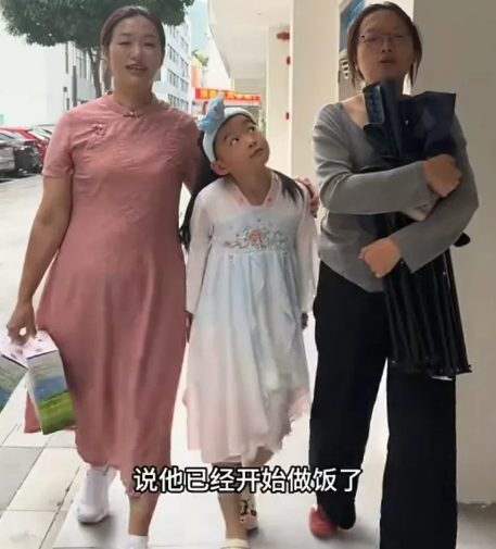 看来谢浩男的二妹妹真是判给谢岳了，许健华又带着大妹和小妹去刘海军家吃饭。小妹一进