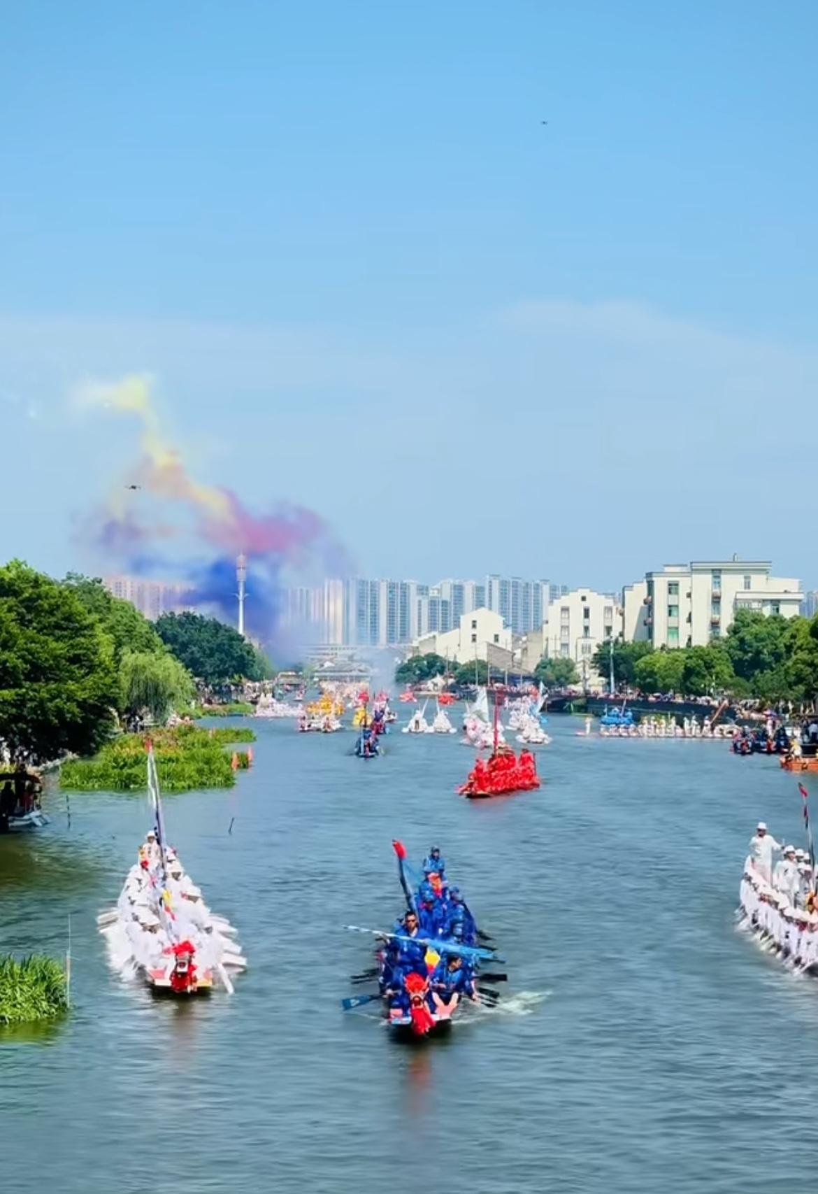 咱们的龙舟划向世界
文化也走向了世界
端午节的龙舟
意义不只是一场竞技比赛
还是