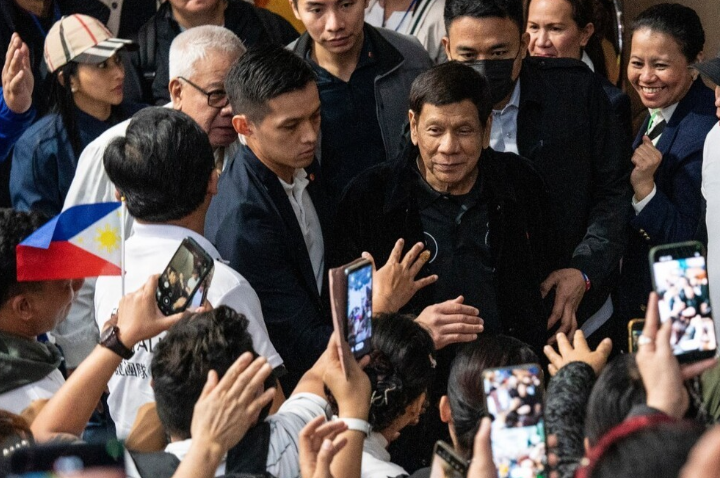马科斯抓杜特尔特，已经同时得罪中美

菲律宾前总统杜特尔特刚结束香港活动，一落地