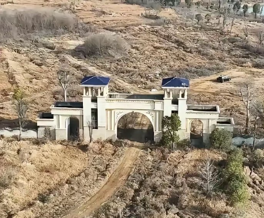第一张图是恒大留给我们的。
第二张图是恒大二号人物夏总在美国的房产。 ​​​