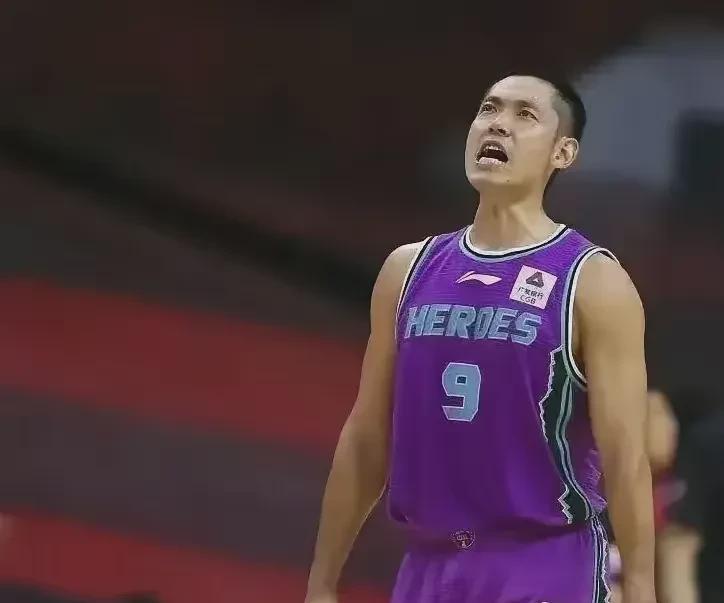辽宁与山东的比赛，张庆鹏面临两难抉择，原因如下：

一、从情感上讲，张庆鹏首