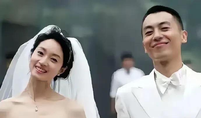 感觉沈佳妮应该是跟朱亚文离婚了！
因为她从结婚开始就是全职太太，现在突然开始复出