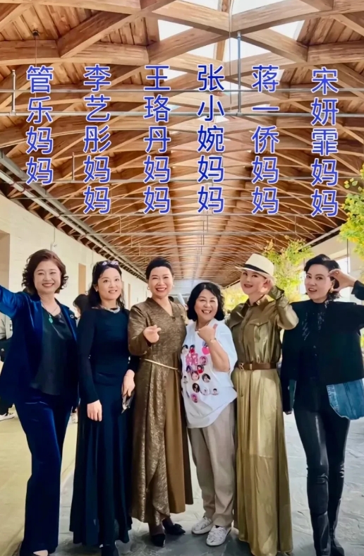 果然没错，
都是妈妈的缩小版…
简直绝了，
乘风2025的妈妈们～👭👭👭