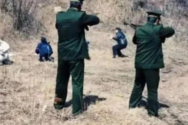 1994年，26岁的牛晓秀被押往刑场，在行刑前她不停颤抖，随后尿液浸湿了裤子。她