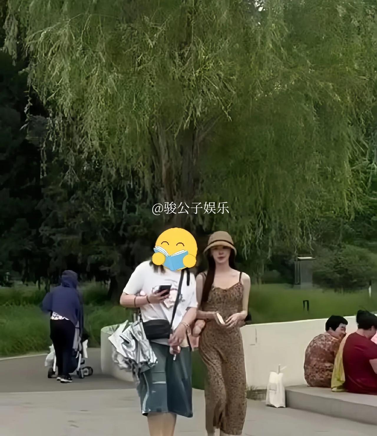 #北京公园偶遇宋轶# 宋轶的私服穿搭总是那么有品味！有网友在公园里偶然遇到了她，