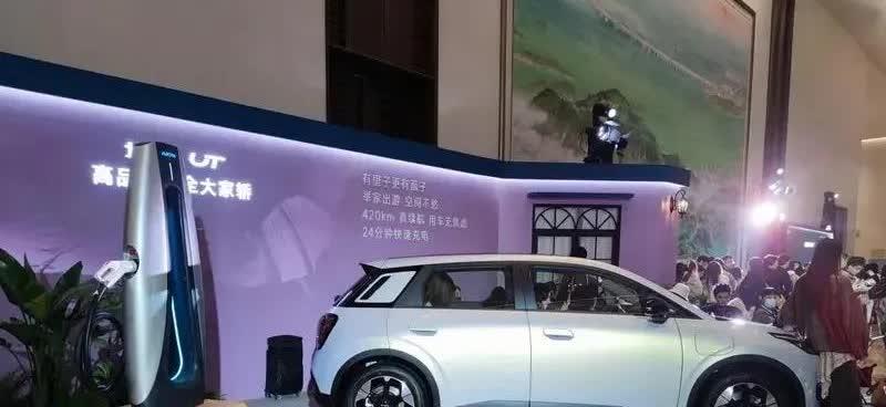 现在的人买车越来越理性！

1.   39%的家庭——买10万元以下的车
