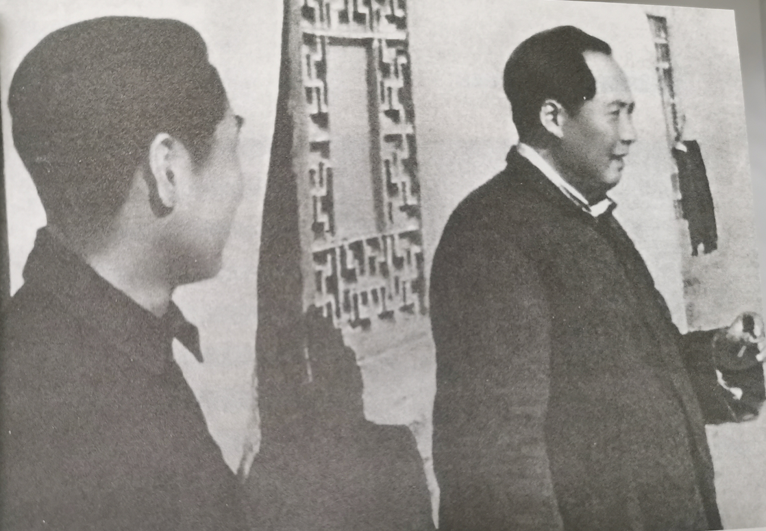 1947年10月，毛主席转战陕北期间，面对全国战场出现的新形势，毛主席和周总理一